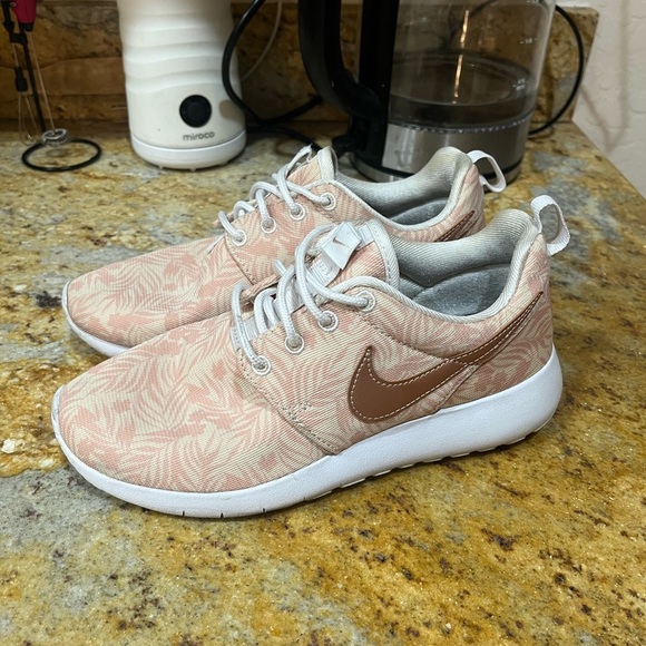 Nike roshe size 3.5 - Picture 3 of 8